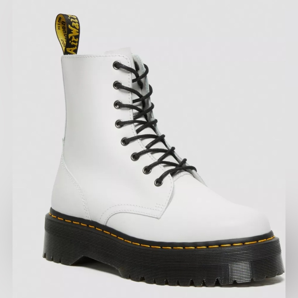 DR. MARTENS- JADON BOOT SMOOTH LEATHER PLATFORMS in white